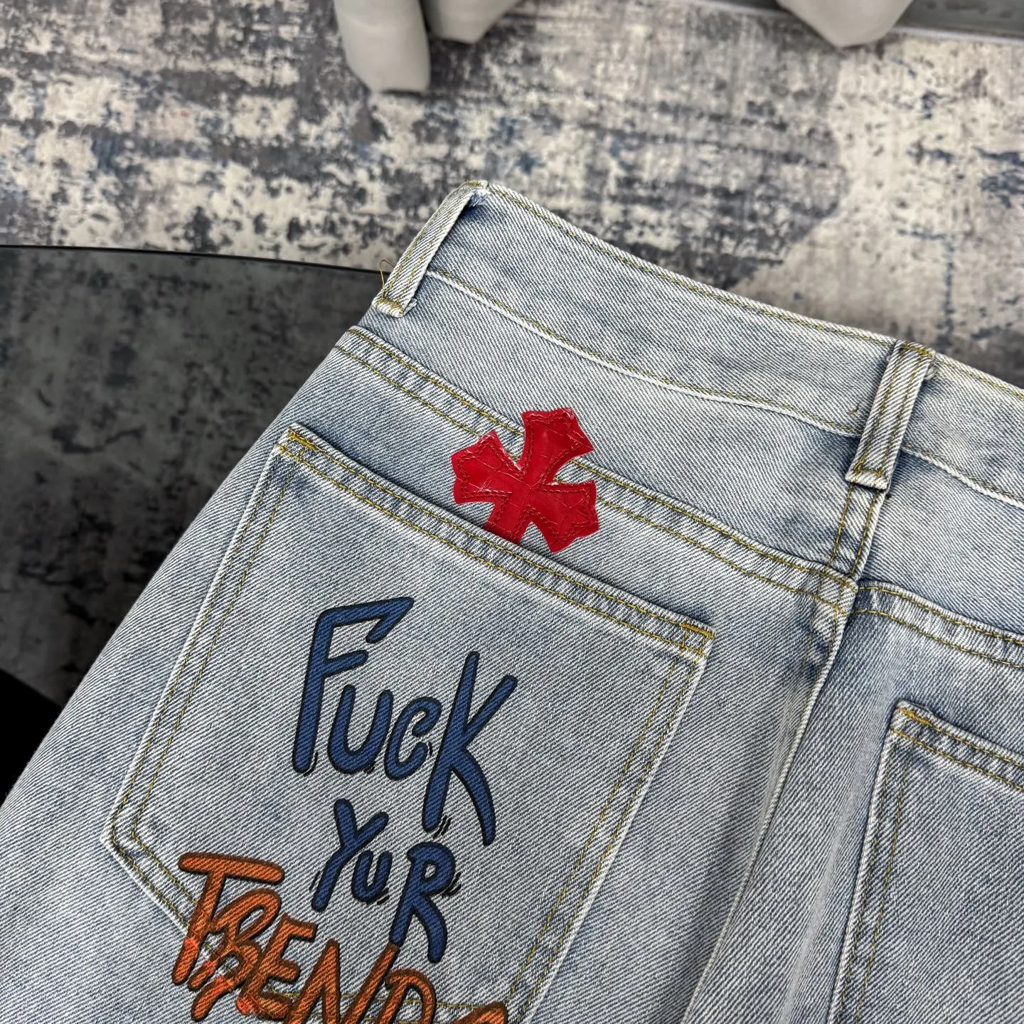P250 Chrome Hearts | 25TX CH Chrome Hearts joint clown limited edition graffiti crocodile leather jeans. Very rare on the market. The 17 crosses on the entire pair of pants are made of three different materials (crocodile skin, lambskin, horse hair). The materials are all real materials. They are not comparable to ordinary styles. A great item to buy 🔥 Color: light blue Size: 28/30/32/34/36 Waist: 72/77/82/87/92 Sitting: 99/104/109/114/119 Pants length: 100/102/104/106/108